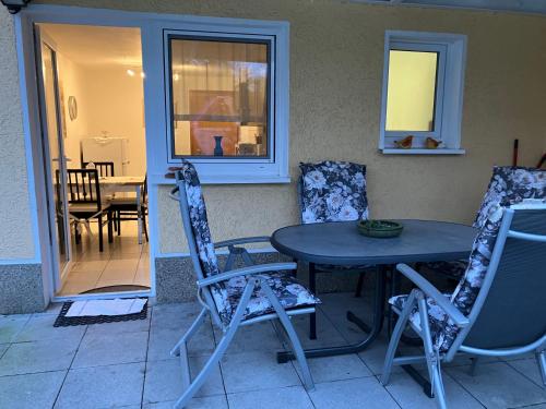 Terraza/balcón, Ferienwohnung im Grünen EG mit Terrasse (Ferienwohnung im Grunen EG mit Terrasse) in Herdecke Terraza/balcón, Ferienwohnung im Grünen EG mit Terrasse (Ferienwohnung im Grunen EG mit Terrasse) in Herdecke
