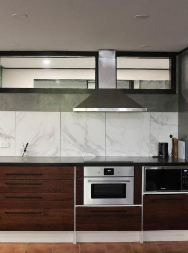مطبخ, Big Modern Loft Apt - Central - 7 Beds, 9 Guests - Workers, Families, Groups, Teams in ناررابونداه مطبخ, Big Modern Loft Apt - Central - 7 Beds, 9 Guests - Workers, Families, Groups, Teams in ناررابونداه