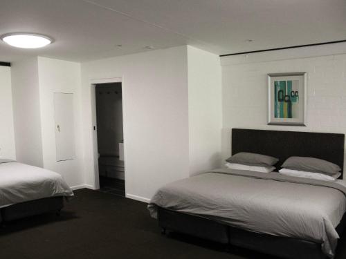 Big Modern Loft Apt - Central - 7 Beds, 9 Guests - Workers, Families, Groups, Teams in ناررابونداه Big Modern Loft Apt - Central - 7 Beds, 9 Guests - Workers, Families, Groups, Teams in ناررابونداه
