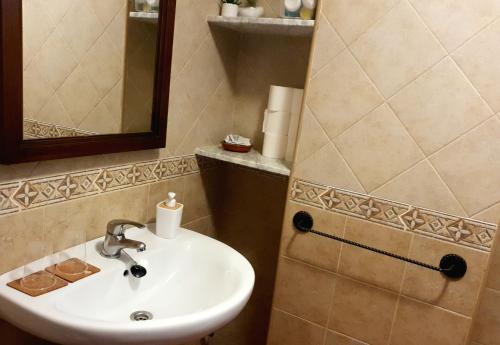 Fürdőszoba, Mirador de la cueva in Enguidanos Fürdőszoba, Mirador de la cueva in Enguidanos