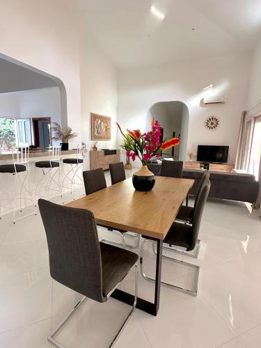 COCO KASSOUMAÏ by LES VILLAS KASSOUMAÏ à 100m de la plage (COCO KASSOUMAI by LES VILLAS KASSOUMAI a 100m de la plage) in 加帕罗尔 COCO KASSOUMAÏ by LES VILLAS KASSOUMAÏ à 100m de la plage (COCO KASSOUMAI by LES VILLAS KASSOUMAI a 100m de la plage) in 加帕罗尔