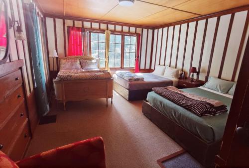 Large Lodge at Rainier Lodge (0.4 miles from entrance) in 阿什福(華盛頓州) Large Lodge at Rainier Lodge (0.4 miles from entrance) in 阿什福(華盛頓州)