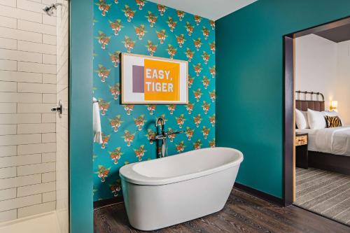 حمام, Origin Baton Rouge, a Wyndham hotel in Baton Rouge Downtown حمام, Origin Baton Rouge, a Wyndham hotel in Baton Rouge Downtown