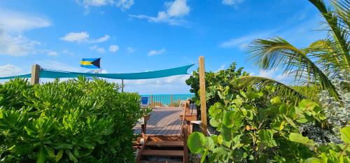 Balkon/teras, Luxury beach villa in paradise. in Treasure Cay Balkon/teras, Luxury beach villa in paradise. in Treasure Cay