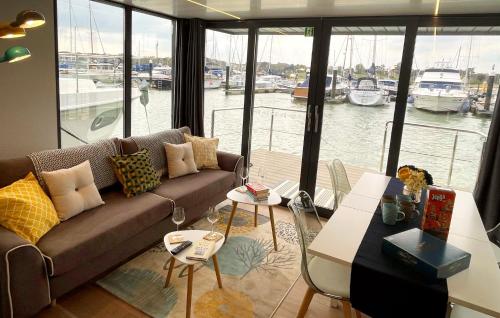Yarmouth Waterlodge Floating Apartment 1 in West Wight Yarmouth Waterlodge Floating Apartment 1 in West Wight