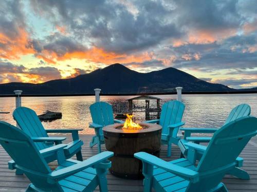 Smiling Otter Retreat! Waterfront/pool/spa/games! in Clearlake (CA) Smiling Otter Retreat! Waterfront/pool/spa/games! in Clearlake (CA)
