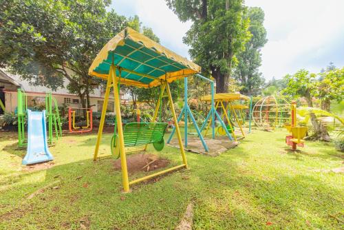 สนามเด็กเล่น, Urbanview Resort Botol Cisarua Puncak Bogor in พันคัก สนามเด็กเล่น, Urbanview Resort Botol Cisarua Puncak Bogor in พันคัก