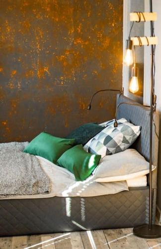 Bright 7th Floor Central Home with Balcony & View