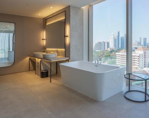 บริการและสิ่งอำนวยความสะดวก, โรงแรมอครา พัทยา (Akara Hotel Pattaya) near ฮอลลีวู๊ด ดิสโก้เทค บริการและสิ่งอำนวยความสะดวก, โรงแรมอครา พัทยา (Akara Hotel Pattaya) near ฮอลลีวู๊ด ดิสโก้เทค