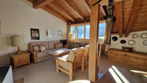 Chesa Bellaval, Haus la Vuolp 2-Zimmer-Dachwohung in 席爾瓦普拉納 Chesa Bellaval, Haus la Vuolp 2-Zimmer-Dachwohung in 席爾瓦普拉納