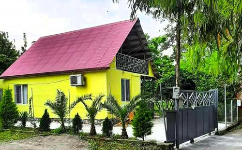 Yellow chalet 021.