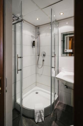 Savoy Hotel - image 3