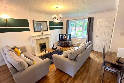 Huge House - Free Parking - Quiet Location in Halewood Huge House - Free Parking - Quiet Location in Halewood