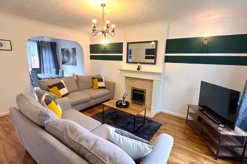 Shared lounge/TV area, Huge House - Free Parking - Quiet Location in Halewood Shared lounge/TV area, Huge House - Free Parking - Quiet Location in Halewood