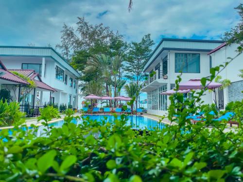 Úszómedence, Sea Breeze Resort near Occheuteal Beach Úszómedence, Sea Breeze Resort near Occheuteal Beach