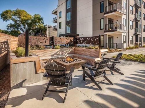 CozySuites Nora 2BR next to Whole Foods near The Fashion Mall at Keystone CozySuites Nora 2BR next to Whole Foods near The Fashion Mall at Keystone