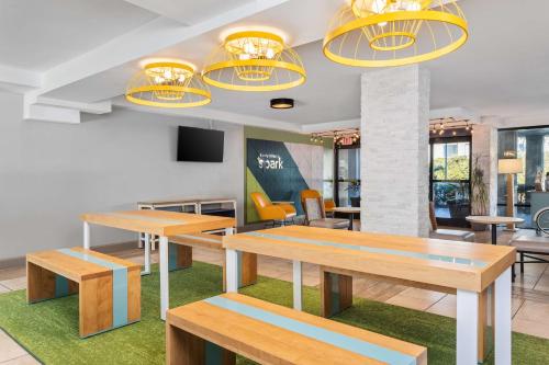 Lobby, Spark by Hilton Hilton Head Island in Hilton Head Island (SC) Lobby, Spark by Hilton Hilton Head Island in Hilton Head Island (SC)