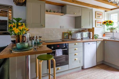 Konyha, Remarkable 1-Bed Cotswolds Cottage in Finstock in Chipping Norton Konyha, Remarkable 1-Bed Cotswolds Cottage in Finstock in Chipping Norton