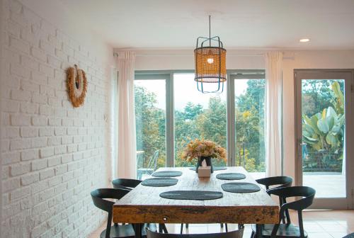 Villa Jenis By The Villas 100 near Taman Safari Cisarua Villa Jenis By The Villas 100 near Taman Safari Cisarua