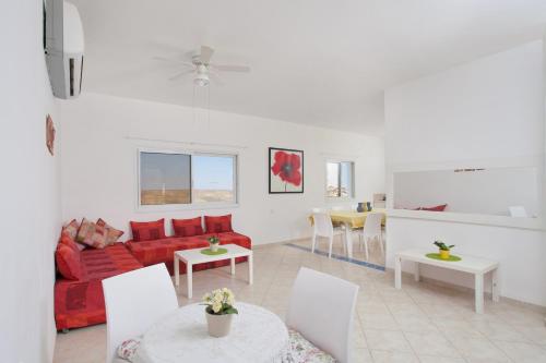 Shared lounge/TV area, Villa 1000 in Arad Shared lounge/TV area, Villa 1000 in Arad