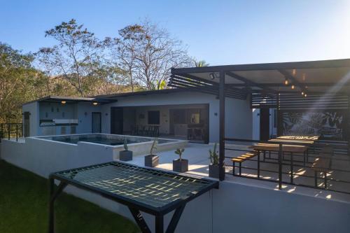 Vista exterior, Brand-New 6BD Giant with Private Pool by SPCR in Potrero Vista exterior, Brand-New 6BD Giant with Private Pool by SPCR in Potrero