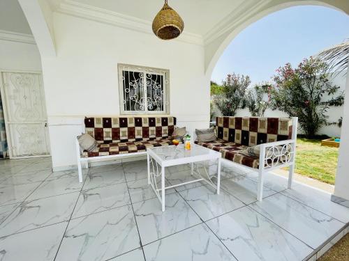 Terraza/balcón, KEUR MATY Charmante et Moderne Villa 5 chambres, 5 salles de bains à Warang (KEUR MATY Charmante et Moderne Villa 5 chambres, 5 salles de bains a Warang) in Ouoran Terraza/balcón, KEUR MATY Charmante et Moderne Villa 5 chambres, 5 salles de bains à Warang (KEUR MATY Charmante et Moderne Villa 5 chambres, 5 salles de bains a Warang) in Ouoran