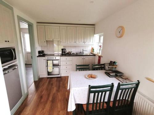 Konyha, An Teach Beag Glencolmcille, little home from home in Glencolmcille Konyha, An Teach Beag Glencolmcille, little home from home in Glencolmcille