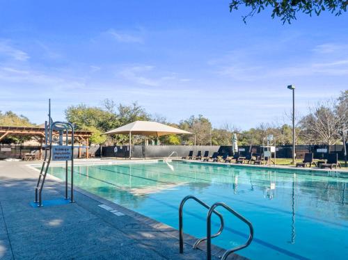Luxury 5BR, 3BA Austin Retreat ~ Pool~ Parking