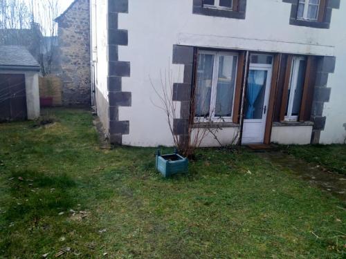 Kert, Location saisonnière La Berbère (Location saisonniere La Berbere) in Saint Sauves D'Auvergne Kert, Location saisonnière La Berbère (Location saisonniere La Berbere) in Saint Sauves D'Auvergne