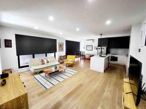 Shared lounge/TV area, City Fringe and 2.5 bathrooms in Fawkner Shared lounge/TV area, City Fringe and 2.5 bathrooms in Fawkner