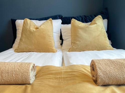 For Groups & Families - FREE Parking & Near Attractions