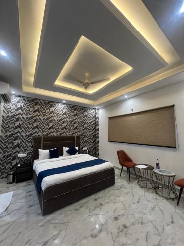 CRESCENT INN in Greater Noida CRESCENT INN in Greater Noida