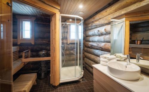 Bathroom, Wilderness Hotel & Igloos Muotka in Sodankyla Bathroom, Wilderness Hotel & Igloos Muotka in Sodankyla