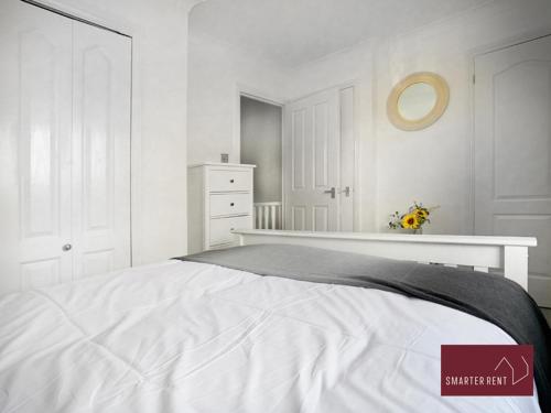 Knaphill, Woking - 3 Bed House - With Garden