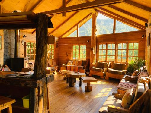 Erkély/terasz, Cabañas con tinajas calientes en Parque Guaiquivilo (Cabanas con tinajas calientes en Parque Guaiquivilo) in Vilches Erkély/terasz, Cabañas con tinajas calientes en Parque Guaiquivilo (Cabanas con tinajas calientes en Parque Guaiquivilo) in Vilches