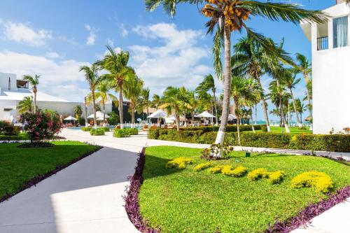 Сад, Beachscape Kin Ha Villas & Suites Cancun in Канкуні Сад, Beachscape Kin Ha Villas & Suites Cancun in Канкуні