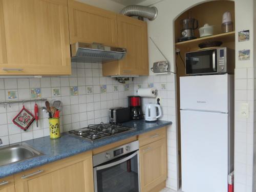 Kitchen, NICE NORD 2 PIECES CALMES,WIFI,CLIM,BALCON,PARKING in Le Ray Kitchen, NICE NORD 2 PIECES CALMES,WIFI,CLIM,BALCON,PARKING in Le Ray