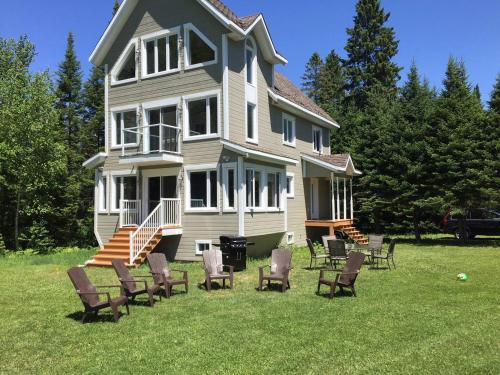 Erkély/terasz, *NEW* Stunning Waterfront Bright Chalet with Spa in Chertsey (QC) Erkély/terasz, *NEW* Stunning Waterfront Bright Chalet with Spa in Chertsey (QC)