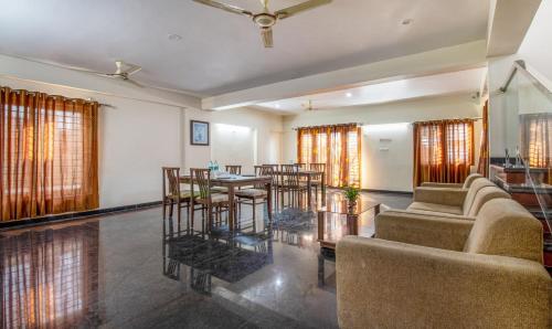 Restaurant, Treebo RR Residency, Sanjay Nagar near Bangalore Baptist Hospital Restaurant, Treebo RR Residency, Sanjay Nagar near Bangalore Baptist Hospital