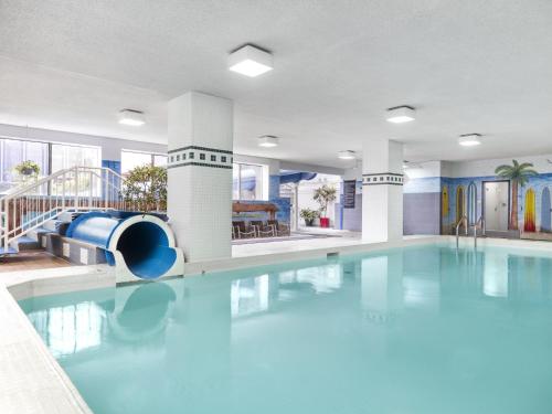 Swimming pool, Chelsea Hotel Toronto in Toronto (ON) Swimming pool, Chelsea Hotel Toronto in Toronto (ON)
