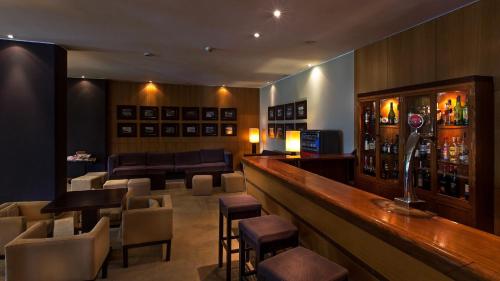 Bar/Lounge, Carcavelos Beach Hotel in Parede Bar/Lounge, Carcavelos Beach Hotel in Parede