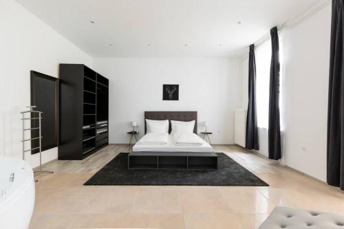 Grand Luxury on The Budapest Broadway w Jacuzzi