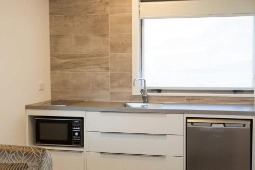 Kitchen, Aria on Bank Motel in North Dunedin Kitchen, Aria on Bank Motel in North Dunedin