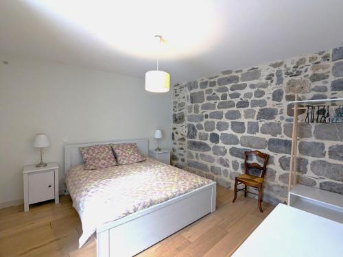 Bed, Gite XIIIeme siecle - 3 etoiles - WIFI - Salle de sport in Osse-en-Aspe Bed, Gite XIIIeme siecle - 3 etoiles - WIFI - Salle de sport in Osse-en-Aspe