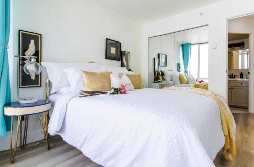 lovely 1-bedroom w/parking at Coal Harbour