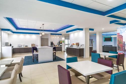 Ételek és italok, La Quinta Inn & Suites by Wyndham Latham Albany Airport in Latham (NY) Ételek és italok, La Quinta Inn & Suites by Wyndham Latham Albany Airport in Latham (NY)