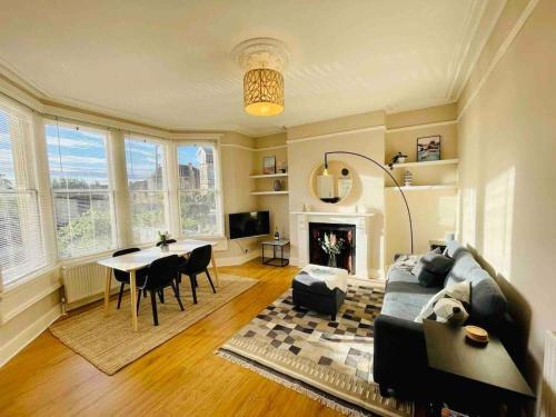 Bright, spacious apartment with off-road parking in Southdown Bright, spacious apartment with off-road parking in Southdown