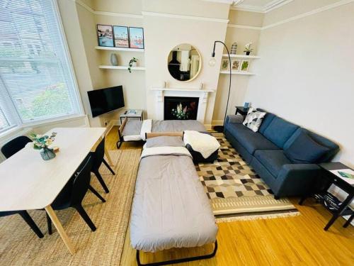 Bright, spacious apartment with off-road parking in Southdown Bright, spacious apartment with off-road parking in Southdown