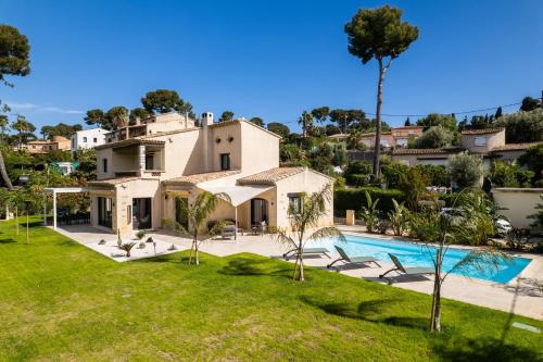Calm family house with swimming pool in Trois Moulins Calm family house with swimming pool in Trois Moulins