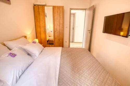 Central position apartment Theater